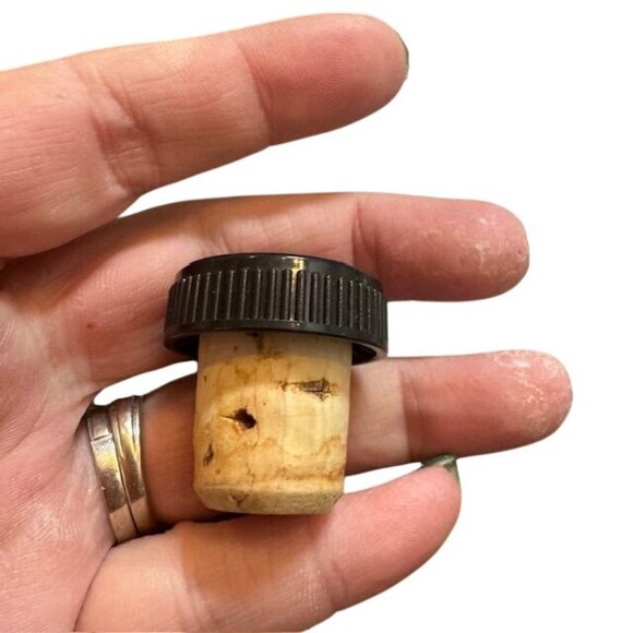 Small Clear Glass Oil/Vinegar Cruet With Handle & Black Screw Cap - Picture 8 of 10